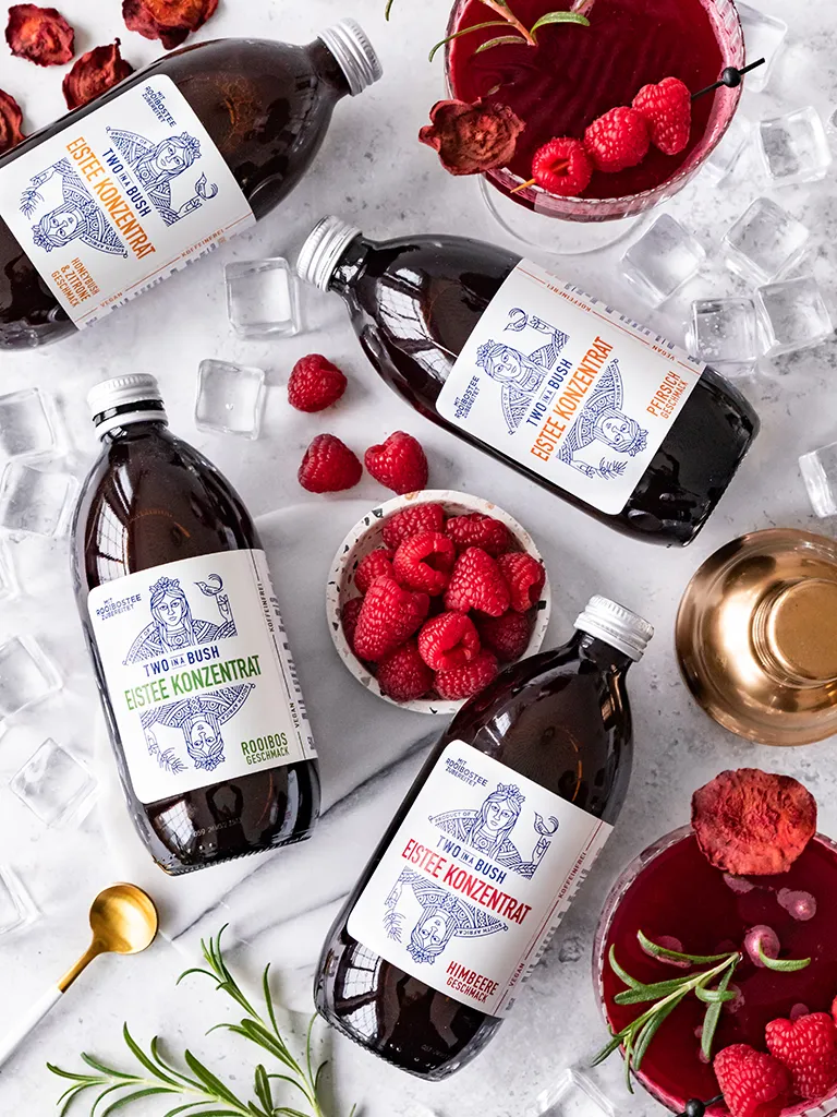 two-in-a-bush-rezepte-vera-wohlleben-berry-mocktail-im-glas-eisteekonzentrat-himbeere-01