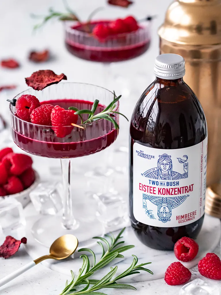 two-in-a-bush-rezepte-vera-wohlleben-berry-mocktail-im-glas-eisteekonzentrat-himbeere-03