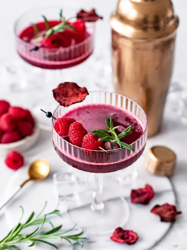 two-in-a-bush-rezepte-vera-wohlleben-berry-mocktail-im-glas-eisteekonzentrat-himbeere-04