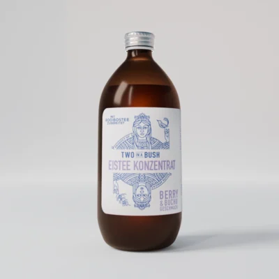 Eine Flasche Two in a Bush Eisteekonzentrat der Sorte Berry Buchu auf grauem Hintergrund