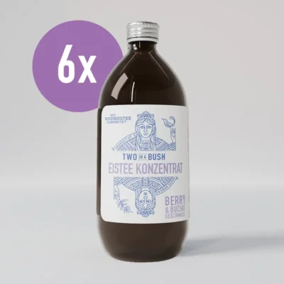 Eine Flasche Two in a Bush Eisteekonzentrat der Sorte Berry Buchu auf grauem Hintergrund